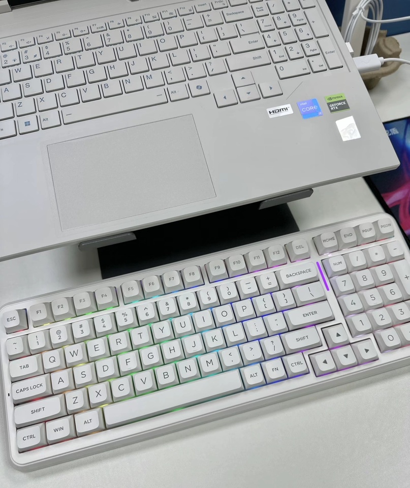 لوحة مفاتيح ميكانيكية قابلة لل - مراجعة Gaming Keyboard Wireless وسعره